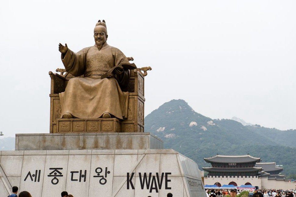 图片说明：位于首尔中心光华门广场的世宗大王铜像。