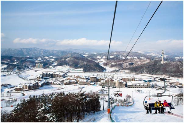 深冬里，被白雪覆盖的阿尔卑斯度假村全景