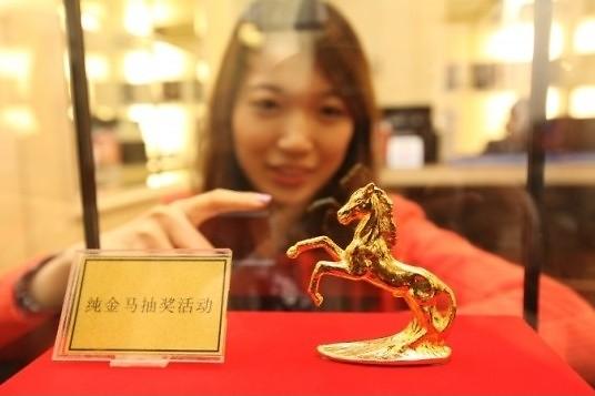 图为乐天百货专为中国游客准备的金马雕像。（韩国《亚洲经济》网络截图）
