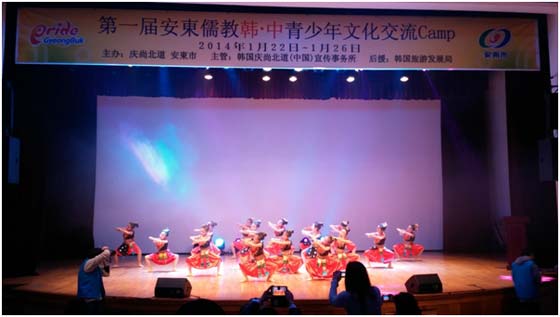 25日上演的传统文化交流公演，学生们用多彩的舞姿把舞台装扮的美轮美奂。