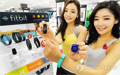 智能新产品-卡路里数码管理器Fitbit（图片来源：韩联社）