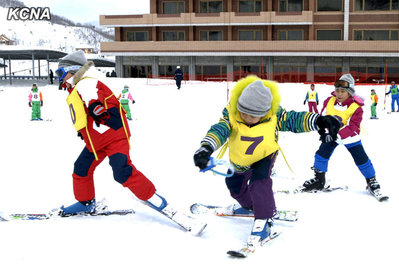 【组图】朝鲜青少年在马息岭滑雪场露营 抑制不住兴奋