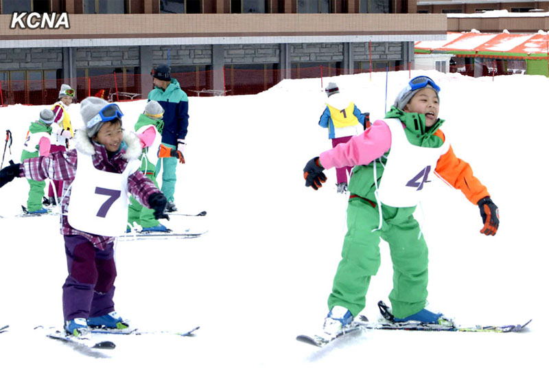 【组图】朝鲜青少年在马息岭滑雪场露营 抑制不住兴奋