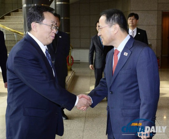 当地时间2014年2月12日，韩国坡州板门店，韩方代表青瓦台国家安保室次长金奎显与朝方代表团团长统一战线部副部长元东渊握手。