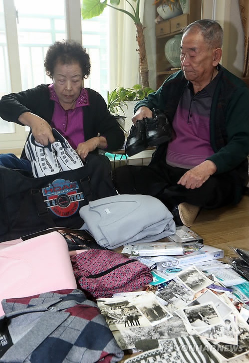 两位老人在为团聚活动做准备（图片来源：韩联社）