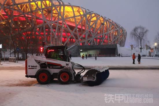 山猫滑移装载机快速除雪 助力奥林匹克中心区