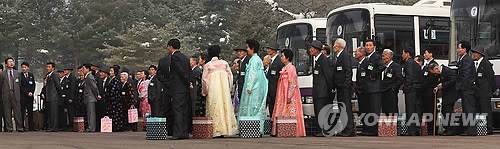 在金刚山举行的韩朝离散家属第2轮会面活动24日进入第2天。图为离散家属正在等待会面。