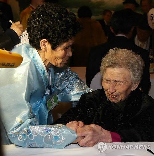 资料图：朝韩离散家属团聚（图片来源：韩联社）