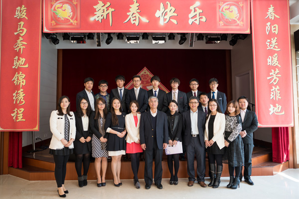 中国驻韩大使邱国洪与留学生代表合影（摄影：年陈）