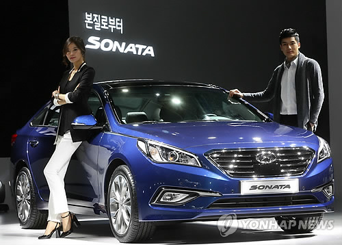 现代汽车公司24日在韩国会展中心（COEX）举行新一代索纳塔上市活动，正式开始销售该款车型。（韩联社）