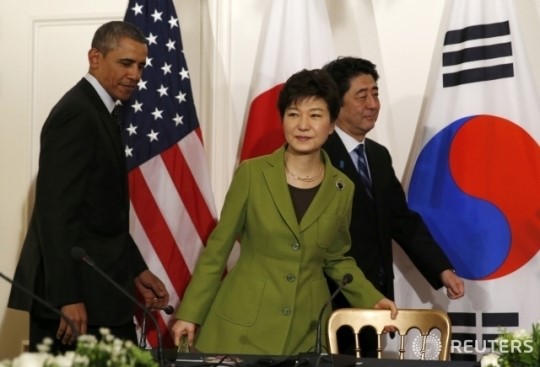 日媒:摄影师暗示美日韩首脑握手 三人无动于衷