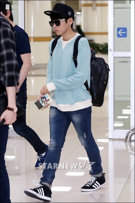 Super Junior-M现身金浦国际机场 个性穿搭尽显