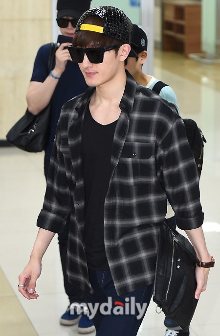 Super Junior-M现身金浦国际机场 个性穿搭尽显