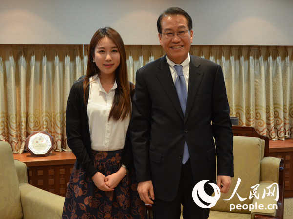 人民网记者（左）与韩国驻华大使权宁世（右）合影