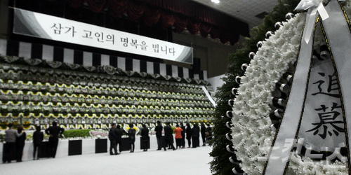 韩18万人前往沉船遇难者吊唁所 哀悼短信逾8万