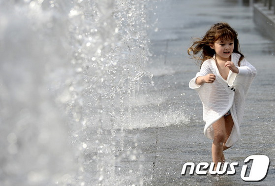 韩国5月现高温 儿童畅游喷水池