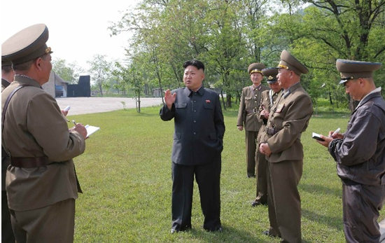 金正恩视察空军部队称像回家 和军嫂合影(图)