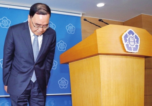 韩总理宣布辞职后仍调度沉船事故 讨论支援方案