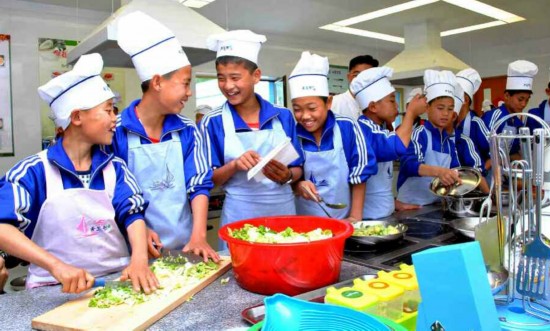 朝少年入住国际夏令营 学游泳做美食练舞(组图)