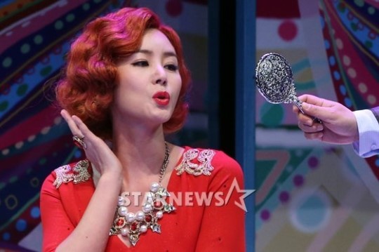 李敏镐“妈妈”金成玲出演话剧 生动演技不逊《继承者们》（组图）