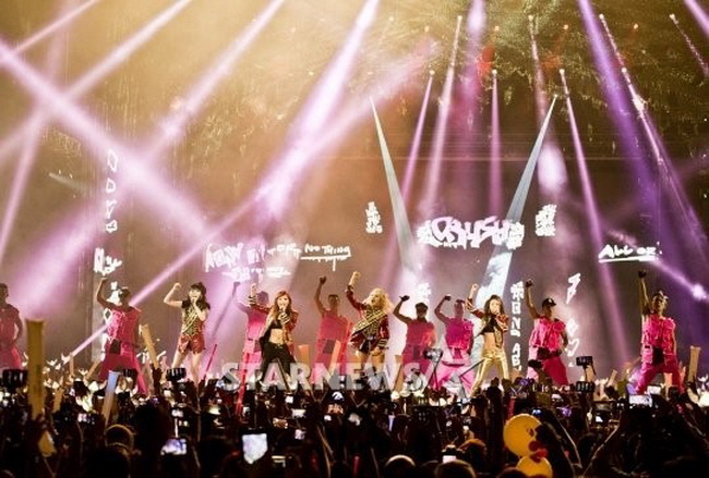 2NE1五周年世界巡演 菲律宾首场火爆开幕