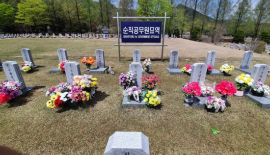 2021年4月16日，韓國“世越號”沉船事故迎來7周年紀念日。圖為4月13日下午，國立大田顯忠院遇難教師墓前擺放著追悼故人的花籃等。(圖片來源：韓國《中央日報》)