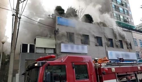 韩国首尔一住宅发生火灾 已致2人死亡