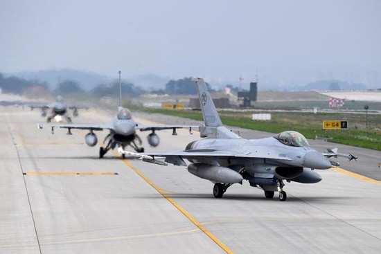 6月20日，参加演习的韩国战机在跑道上滑行（韩国空军）