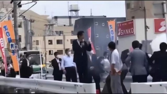 韓媒：安倍遇刺后 為朴槿惠飛身擋酒瓶的女保鏢引發熱議