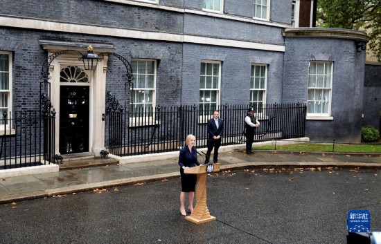 特拉斯宣布辭去英國首相職務