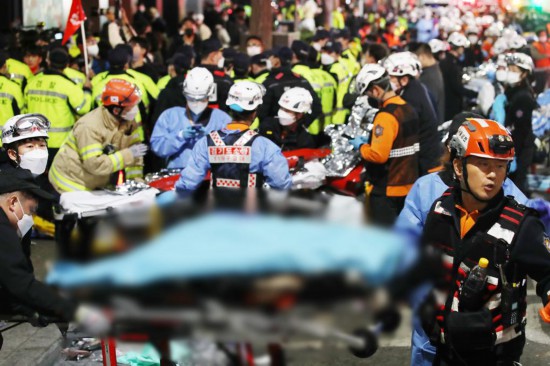 “有人在狭窄的下坡路跌倒，但后面的人潮依旧向前移动”――当事者回忆韩国首尔踩踏事故