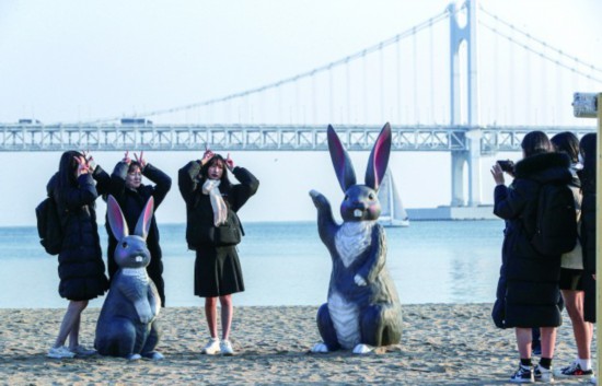 黑兔年迎日出，韩国人盼着飞跃