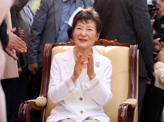 朴槿惠隱居一年后高調復出：精心打扮，有望重啟政治活動，媒體全程跟拍