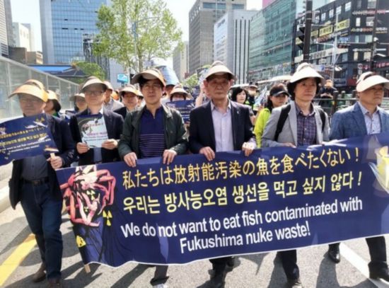 韩国百余个市民团体在日本领事馆前怒批核污水排海：不想让核辐射鱼上餐桌