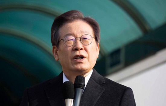 1月10日，韓國最大在野黨黨首李在明從首爾大學醫院出院時發表講話。新華社發（全休相攝）