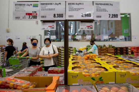 2022年7月9日，人們在韓國高陽市一家超市水果區購物。新華社記者王益亮攝