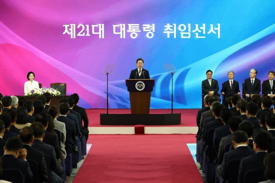6月4日，在韩国首尔，李在明在韩国国会发表就职讲话。新华社发