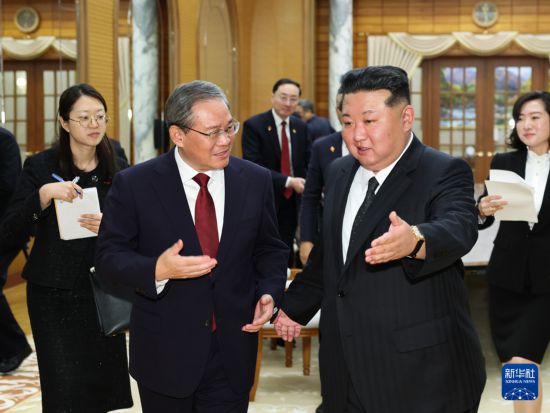 当地时间10月9日下午，中共中央政治局常委、国务院总理李强在平壤朝鲜劳动党中央委员会会见朝鲜劳动党总书记、国务委员长金正恩。新华社记者 黄敬文 摄