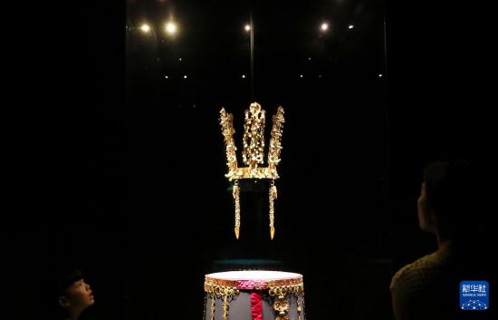 8月1日，游客在韩国庆州博物馆参观新罗时代的文物金冠。新华社记者 姚琪琳 摄