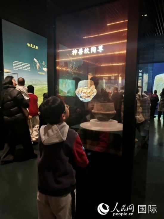 内蒙古博物院里，小朋友正通过3D技术了解文物。 人民网 河贞美摄